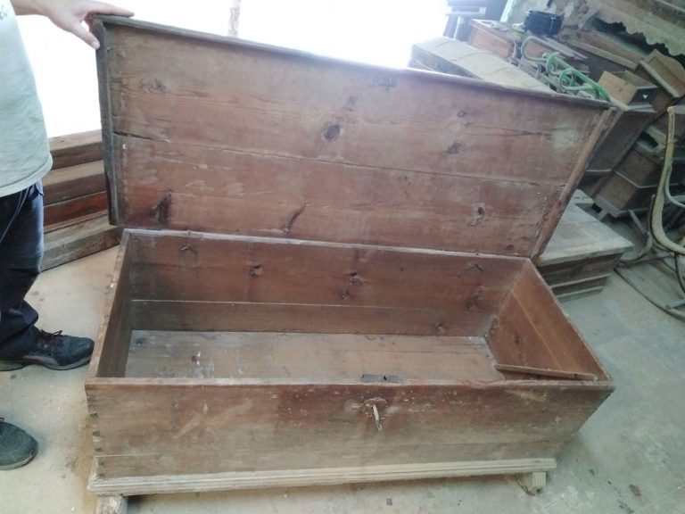 Restauración baúl de pino viejo - Carpintería Tablado