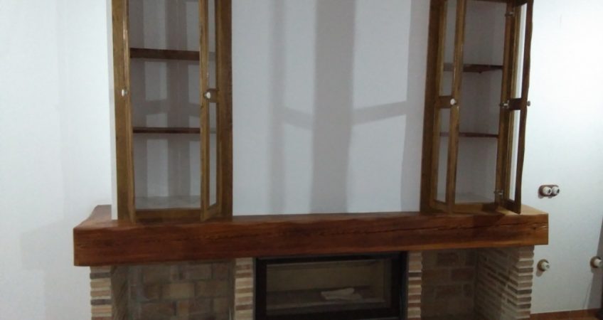 Chimenea de mobila vieja con alacena y puertas acristaladas y viga decorativa