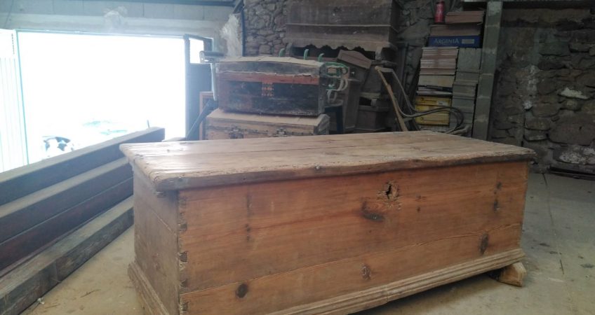 Restauración baúl de pino viejo