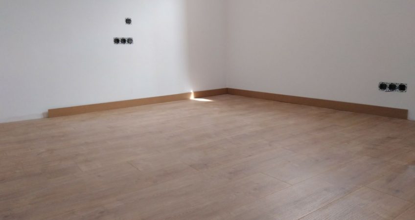 Instalación de suelo laminado color roble