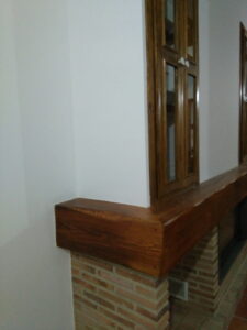Chimenea de mobila vieja con alacena y puertas acristaladas y viga decorativa