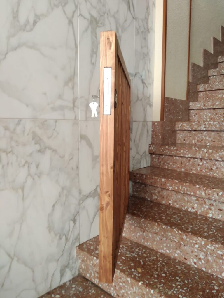 Barrera de seguridad de madera para escalera - Carpintería Tablado