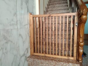 Barrera de seguridad de madera para escalera
