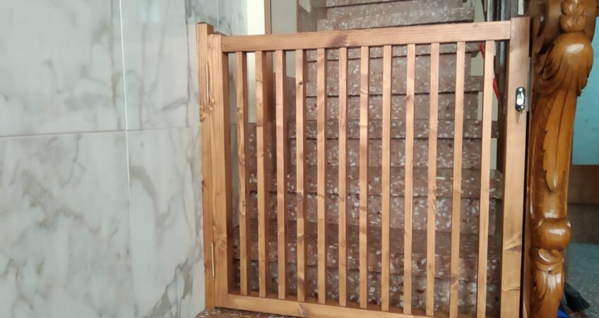 Barrera de seguridad de madera para escalera