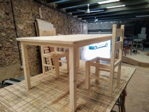 Sillas y mesa de madera maciza a medida