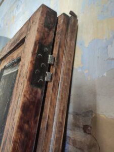 Restauración puerta exterior de vivienda en mobila vieja 02