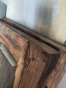 Restauración puerta exterior de vivienda en mobila vieja 03