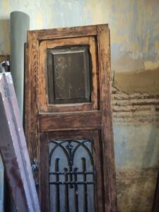Restauración puerta exterior de vivienda en mobila vieja 07