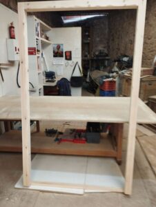 Proceso de fabricación y montaje de puerta de madera a medida