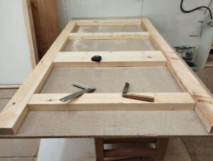 Proceso de fabricación y montaje de puerta de madera a medida