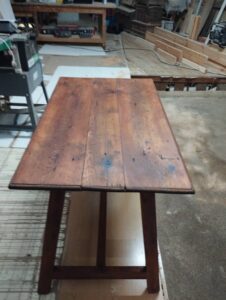 Restauración de mesa antigua de madera de abeto para rincón de estudio