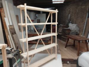 Fabricación y montaje de estantería de madera de pino para rincón de estudio