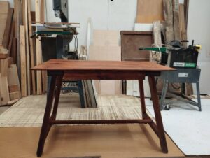 Restauración de mesa antigua de madera de abeto para rincón de estudio