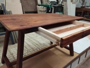 Restauración de mesa antigua de madera de abeto para rincón de estudio