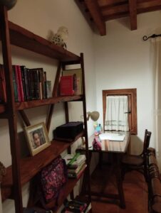 Restauración de mesa antigua de madera de abeto para rincón de estudio